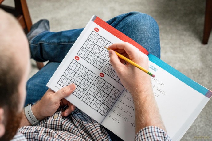 Brain Boost: 365 Brain Games for Adults: Crosswords, Word Searches, Logic Puzzles, Sudoku, and More - Brendan Quigley [KSIĄŻKA]