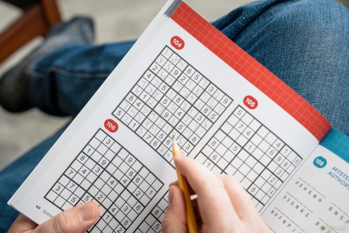 Brain Boost: 365 Brain Games for Adults: Crosswords, Word Searches, Logic Puzzles, Sudoku, and More - Brendan Quigley [KSIĄŻKA]