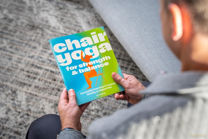 Chair Yoga for Strength and Balance: Accessible Exercises to Improve Mobility and Relieve Pain - ML Maitreyi [KSIĄŻKA]
