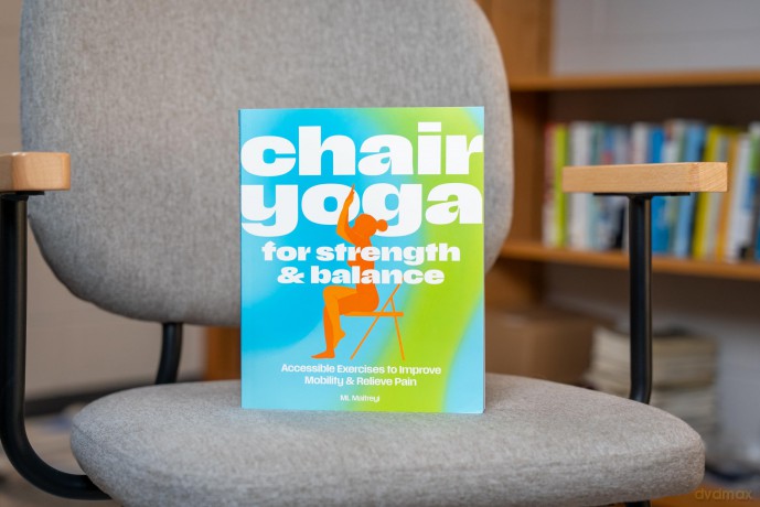 Chair Yoga for Strength and Balance: Accessible Exercises to Improve Mobility and Relieve Pain - ML Maitreyi [KSIĄŻKA]