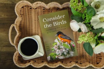 Consider the Birds: Heartwarming True Stories of Our Feathered Friends - Callie Smith Grant [KSIĄŻKA]