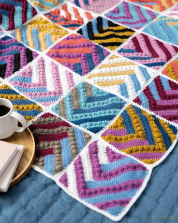 Crochet Modular Blankets: 18 mixed motif designs that play with shape and scale - Rachele Carmona [KSIĄŻKA]