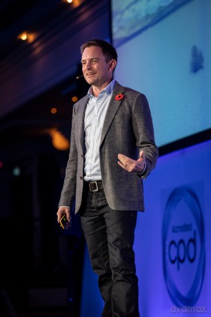 Cut-Through: The pitch and presentation playbook - Dominic Colenso [KSIĄŻKA]