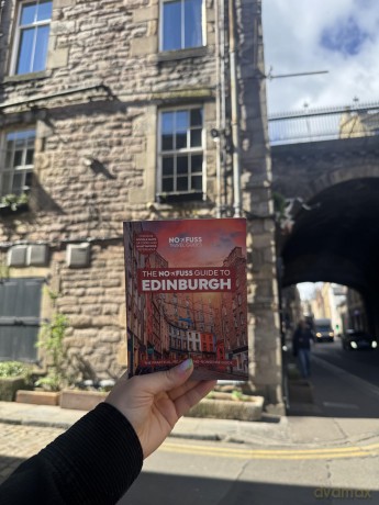 Edinburgh Travel Guide Book - The No Fuss Guide To Edinburgh (Travel Friendly) - Robbie Roams [KSIĄŻKA]