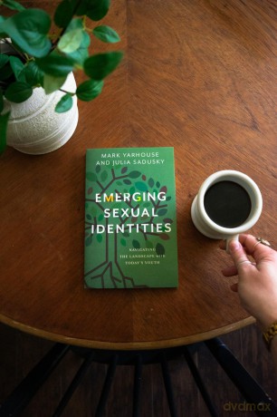 Emerging Sexual Identities: Navigating the Landscape with Today's Youth - Mark Yarhouse [KSIĄŻKA]