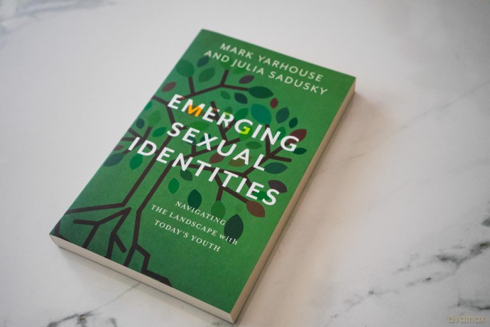 Emerging Sexual Identities: Navigating the Landscape with Today's Youth - Mark Yarhouse [KSIĄŻKA]