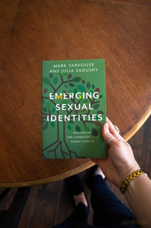 Emerging Sexual Identities: Navigating the Landscape with Today's Youth - Mark Yarhouse [KSIĄŻKA]