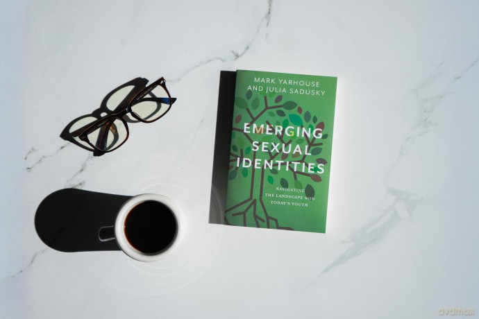 Emerging Sexual Identities: Navigating the Landscape with Today's Youth - Mark Yarhouse [KSIĄŻKA]