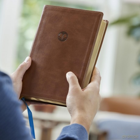 Enduring Word Study Bible: Pastoral Commentary from Every Chapter of the Bible (NKJV, Brown Leathersoft, Red Letter, Comfort Print) - Thomas Nelson [KSIĄŻKA]