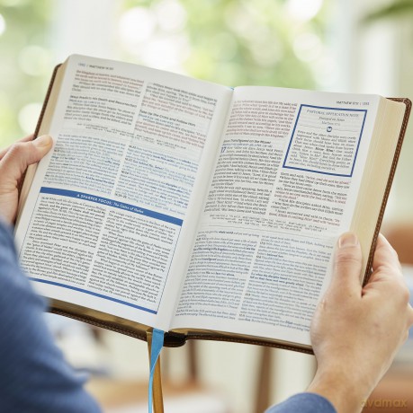 Enduring Word Study Bible: Pastoral Commentary from Every Chapter of the Bible (NKJV, Purple Leathersoft, Red Letter, Comfort Print, Thumb Indexed) - Thomas Nelson [KSIĄŻKA]