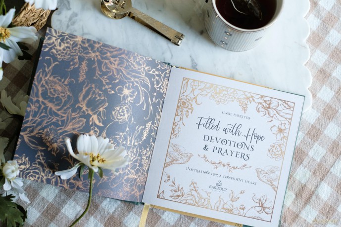 Filled with Hope Devotions and Prayers: Inspiration for a Confident Heart: Inspiration for an Expectant Heart - Jessie Fioritto [KSIĄŻKA]