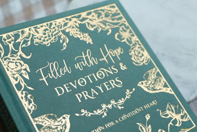 Filled with Hope Devotions and Prayers: Inspiration for a Confident Heart: Inspiration for an Expectant Heart - Jessie Fioritto [KSIĄŻKA]