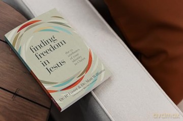 Finding Freedom in Jesus | Softcover: The 21 Attributes of Your Identity in Christ - JP Foster [KSIĄŻKA]