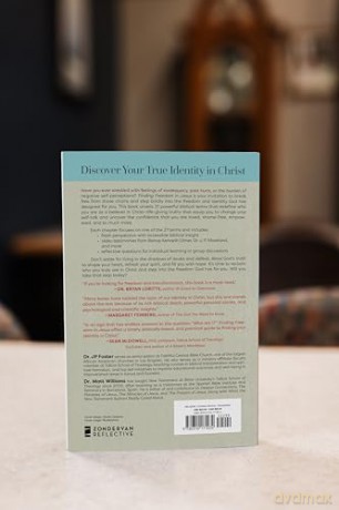 Finding Freedom in Jesus | Softcover: The 21 Attributes of Your Identity in Christ - JP Foster [KSIĄŻKA]