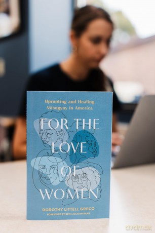 For the Love of Women: Uprooting and Healing Misogyny in America - Dorothy Littell Greco [KSIĄŻKA]