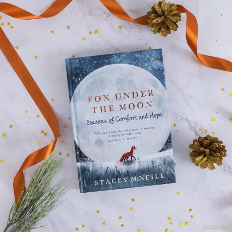 Fox Under the Moon: Seasons of Comfort and Hope - Stacey McNeill [KSIĄŻKA]