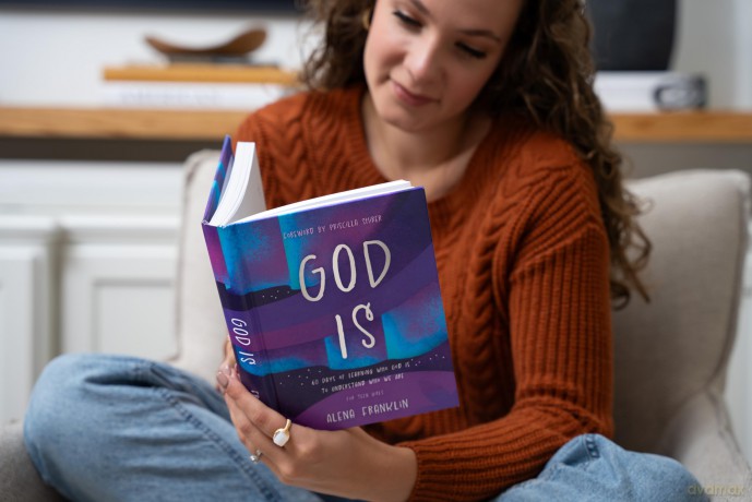 God Is: 60 Days of Learning Who God Is to Understand Who We Are - Alena Franklin [KSIĄŻKA]