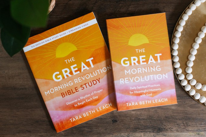GREAT Morning Revolution | Softcover: Daily Spiritual Practices for Meaningful Moments with God (Seedbed Resources) - Tara Leach [KSIĄŻKA]