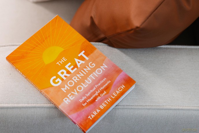 GREAT Morning Revolution | Softcover: Daily Spiritual Practices for Meaningful Moments with God (Seedbed Resources) - Tara Leach [KSIĄŻKA]