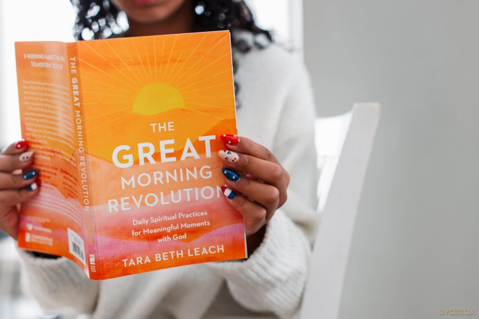 GREAT Morning Revolution | Softcover: Daily Spiritual Practices for Meaningful Moments with God (Seedbed Resources) - Tara Leach [KSIĄŻKA]