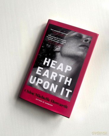 Heap Earth Upon It - Chloe Michelle Howarth [KSIĄŻKA]