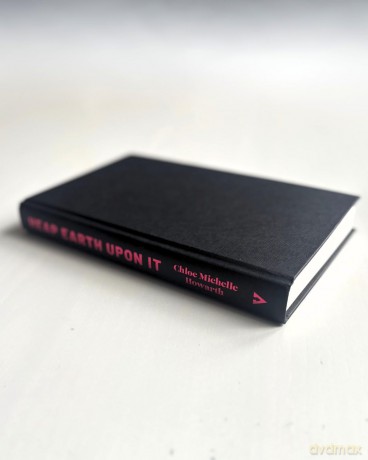Heap Earth Upon It - Chloe Michelle Howarth [KSIĄŻKA]