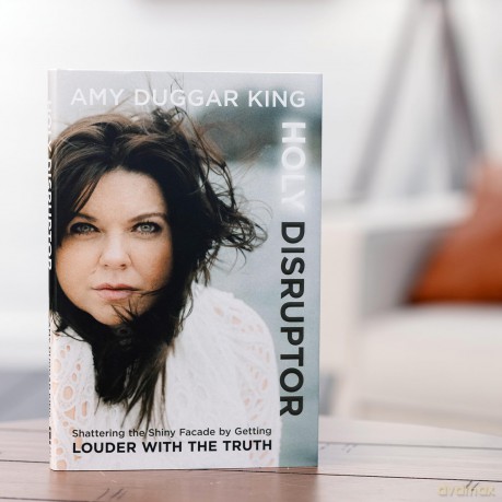 Holy Disruptor: Shattering the Shiny Facade by Getting Louder with the Truth - Amy Duggar King [KSIĄŻKA]