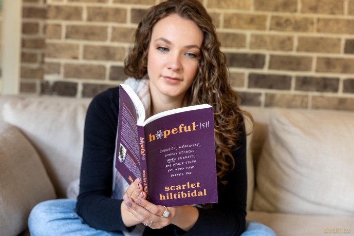 Hopeful-ish: Sadness, Weariness, Donkey Attacks, More Sadness, and Other Stuff You Need the Gospel for - Scarlet Hiltibidal [KSIĄŻKA]