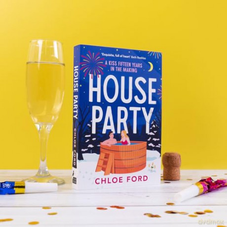 House Party: A swoonworthy forced proximity, best friend's older brother rom-com, perfect for winter 2026! - Chloe Ford [KSIĄŻKA]
