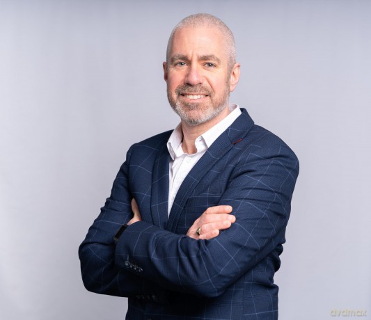 How to Sell: Everything you need to think, know and do to have greater sales conversations - Steve Radford [KSIĄŻKA]