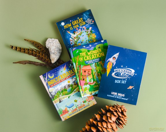 Indescribable Kids Box Set with Poster (Indescribable, How Great Is Our God, The Wonder of Creation): Includes 3 Devotionals About God and Science! - Louie Giglio [KSIĄŻKA]