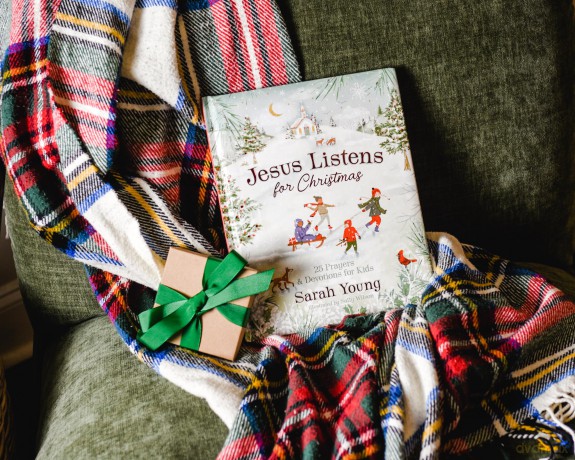Jesus Listens for Christmas: 25 Prayers and Devotions for Kids - Sarah Young [KSIĄŻKA]