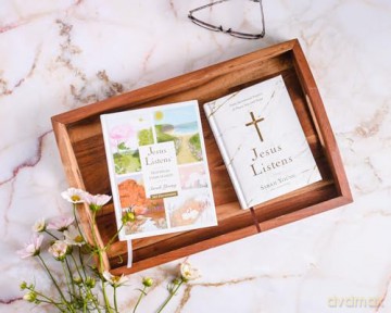 Jesus Listens: Prayers for Every Season (NEW for 2025): A 365-Day Illustrated Prayer Book - The Perfect Christian New Year's Resolution Gift - Sarah Young [KSIĄŻKA]