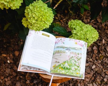 Jesus Listens: Prayers for Every Season (NEW for 2025): A 365-Day Illustrated Prayer Book - The Perfect Christian New Year's Resolution Gift - Sarah Young [KSIĄŻKA]