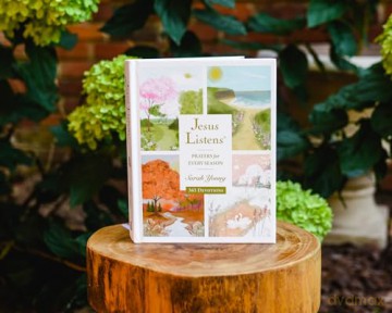 Jesus Listens: Prayers for Every Season (NEW for 2025): A 365-Day Illustrated Prayer Book - The Perfect Christian New Year's Resolution Gift - Sarah Young [KSIĄŻKA]