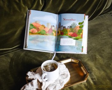 Jesus Listens: Prayers for Every Season (NEW for 2025): A 365-Day Illustrated Prayer Book - The Perfect Christian New Year's Resolution Gift - Sarah Young [KSIĄŻKA]