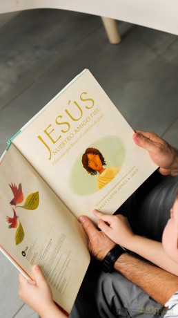 Jesús, nuestro amigo fiel: Historias que llenan el corazón de gozo (La historia del gran amor de Dios) - Sally Lloyd-Jones [KSIĄŻKA]