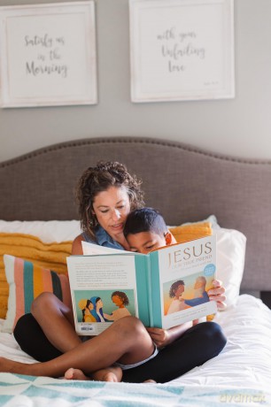 Jesus, Our True Friend: Stories to Fill Your Heart With Joy (The Story of God's Great Love) - Sally Lloyd-Jones [KSIĄŻKA]