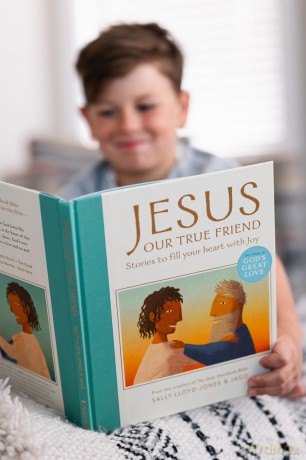 Jesus, Our True Friend: Stories to Fill Your Heart With Joy (The Story of God's Great Love) - Sally Lloyd-Jones [KSIĄŻKA]