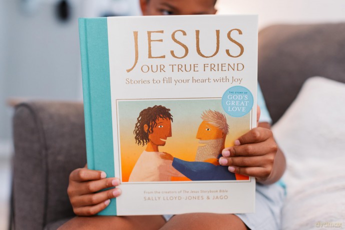 Jesus, Our True Friend: Stories to Fill Your Heart With Joy (The Story of God's Great Love) - Sally Lloyd-Jones [KSIĄŻKA]