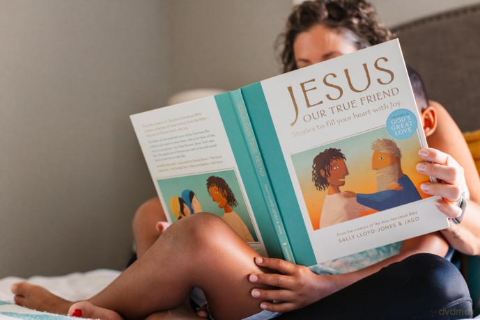 Jesus, Our True Friend: Stories to Fill Your Heart With Joy (The Story of God's Great Love) - Sally Lloyd-Jones [KSIĄŻKA]