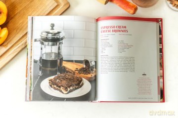 Keep Your Fork, There's Pie!: Saving Room for the 75 Best Pie Recipes You'll Ever Eat: Serve Up a Slice of the Sweet Life with 75 Family Recipes for Delicious Pies, Desserts, and More! - Tara Royer Steele [KSIĄŻKA]