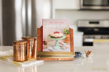 Keep Your Fork, There's Pie!: Saving Room for the 75 Best Pie Recipes You'll Ever Eat: Serve Up a Slice of the Sweet Life with 75 Family Recipes for Delicious Pies, Desserts, and More! - Tara Royer Steele [KSIĄŻKA]