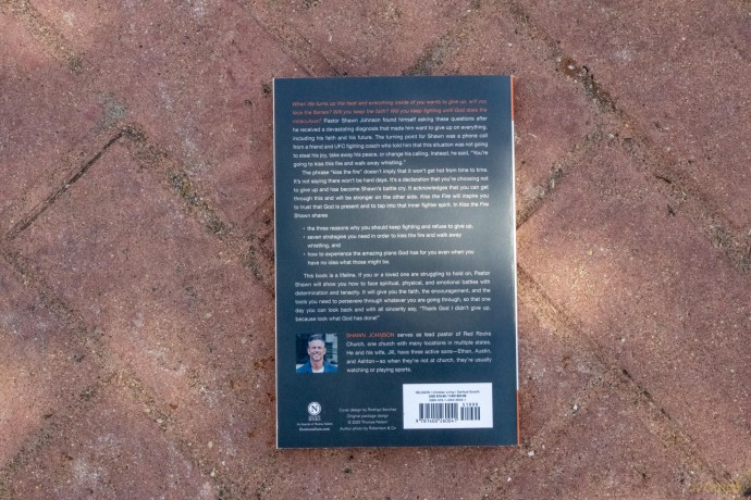 Kiss the Fire | Softcover: 7 Ways to Get Back Up When You Want to Give Up - Shawn Johnson [KSIĄŻKA]