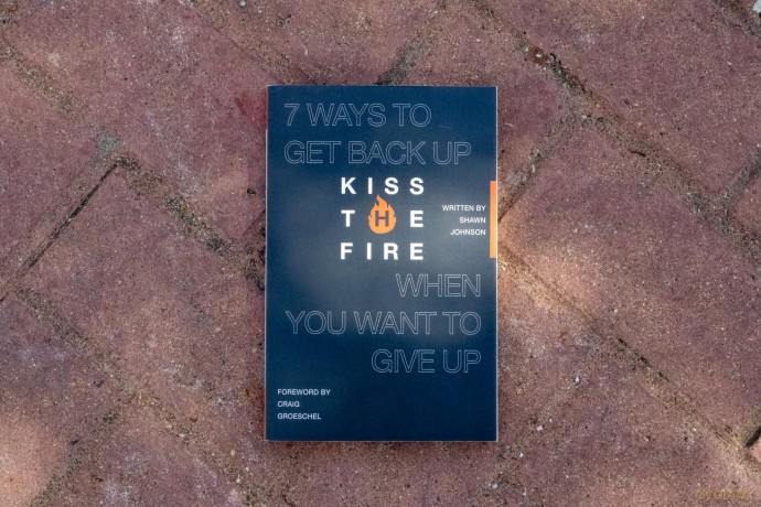 Kiss the Fire | Softcover: 7 Ways to Get Back Up When You Want to Give Up - Shawn Johnson [KSIĄŻKA]