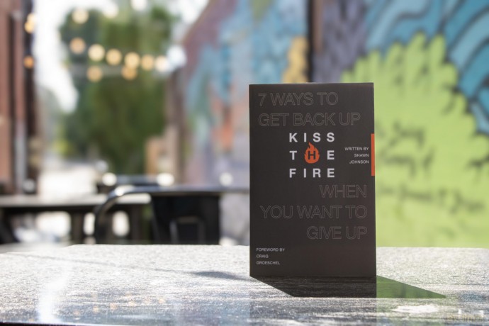 Kiss the Fire | Softcover: 7 Ways to Get Back Up When You Want to Give Up - Shawn Johnson [KSIĄŻKA]