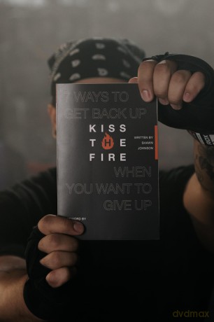 Kiss the Fire | Softcover: 7 Ways to Get Back Up When You Want to Give Up - Shawn Johnson [KSIĄŻKA]