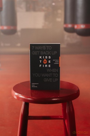 Kiss the Fire | Softcover: 7 Ways to Get Back Up When You Want to Give Up - Shawn Johnson [KSIĄŻKA]