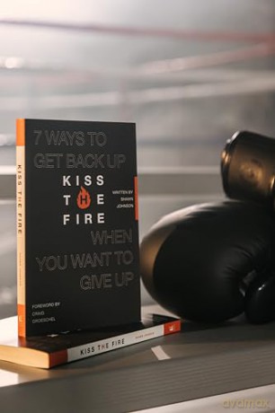Kiss the Fire | Softcover: 7 Ways to Get Back Up When You Want to Give Up - Shawn Johnson [KSIĄŻKA]