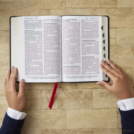 KJV Giant Print End-of-Verse Reference Bible, Black Leathersoft, Red Letter, Comfort Print (Thumb Indexed) - Thomas Nelson [KSIĄŻKA]